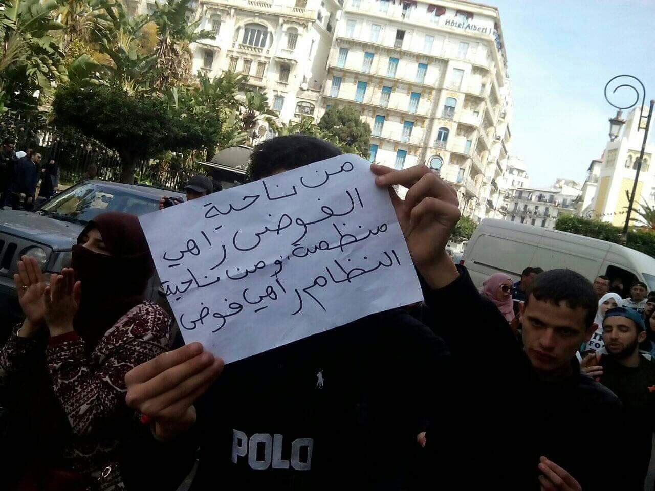 بالصور.. شعارات طريفة من احتجاجات الجزائر 