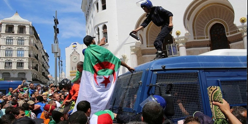 فيديو من الجزائر: متظاهران يلقيان بـ''شرطي'' من أعلى عربة أمنية