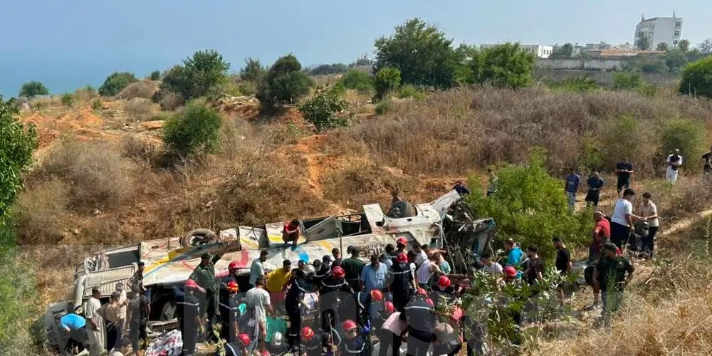 فاجعة في الجزائر... 11 وفاة و38 جريحًا بعد انقلاب حافلة