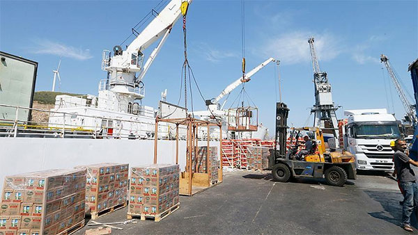 أول سفينة مواد غذائية تبحر من إزمير التركية إلى قطر