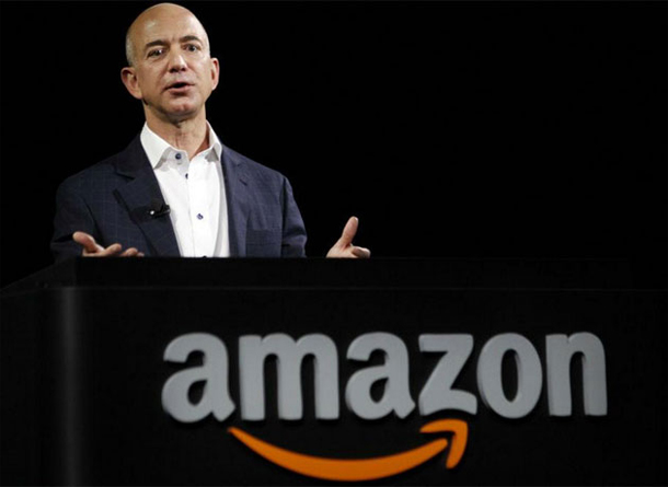Le PDG d'Amazon demande sur Twitter ce qu'il peut faire de sa fortune estimée à 76 milliards de dollars