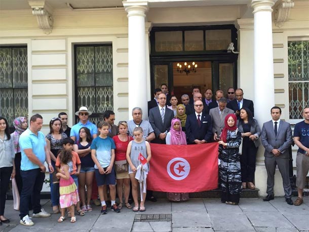 En photo -Ambassade de Tunisie à Londres : Une minute de silence en hommage aux victimes de l’attentat de Sousse