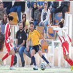 الأردن :لاعبات كرة قدم يطوقن لاعبة سقط عن رأسها الحجاب