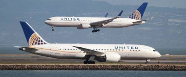 شركة طيران أميركية تمنع فتاتين من صعود الطائرة بسبب ملابسهم الضيقة