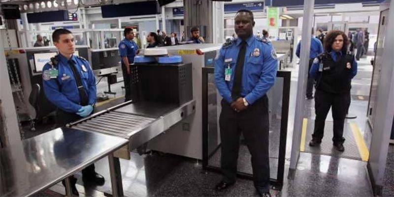 أميركا تطالب المطارات بتعزيز فحص أجهزة الركاب