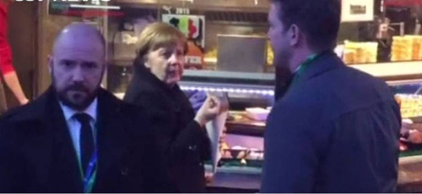 Angela Merkel surprise… la main dans un cornet de frites à Bruxelles