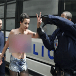 Amina Femen et 2 autres militantes se dénudent devant l'ambassade d'Égypte à Paris