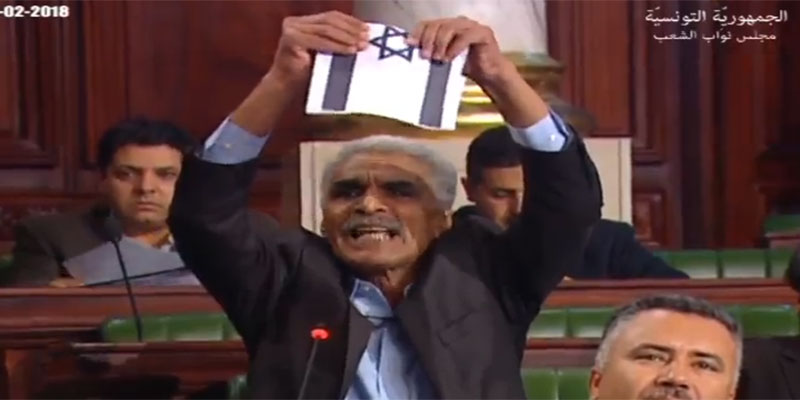 بالفيديو : عمّار عمروسية يمزّق علم الكيان الصّهيوني مباشرة في مجلس نواب الشعب و ينعته بمجلس ''العار''