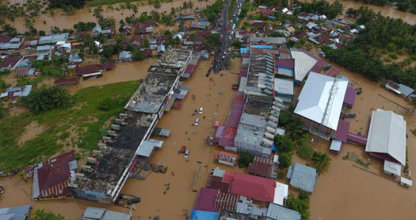 10 قتلى والاف المشردين في فيضانات في اندونيسيا