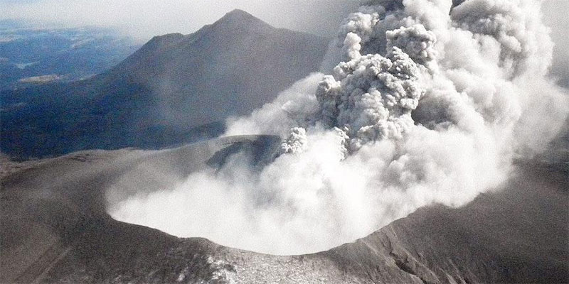 ثوران بركان جنوبي اليابان لأول مرة منذ 250 عاماً