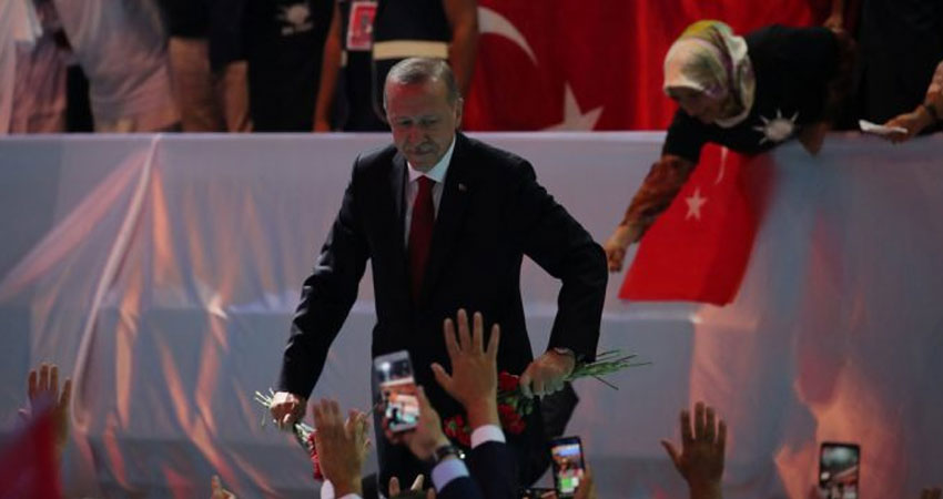 أردوغان يفوز برئاسة حزبه بنسبة 100%