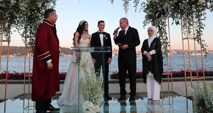 أردوغان وعقيلته أمينة شاهدان على عقد زواج أوزيل 
