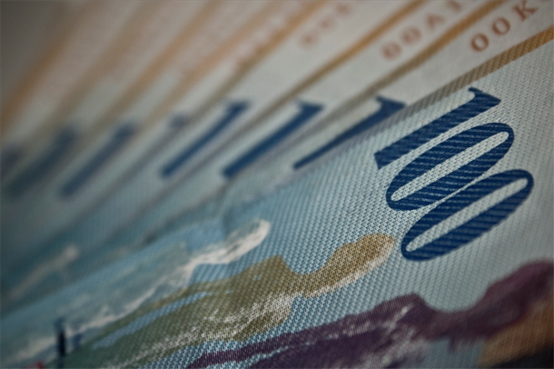 Fonds tunisiens gelés : La Suisse remet à la Tunisie un chèque d’une valeur de 500 mille dinars