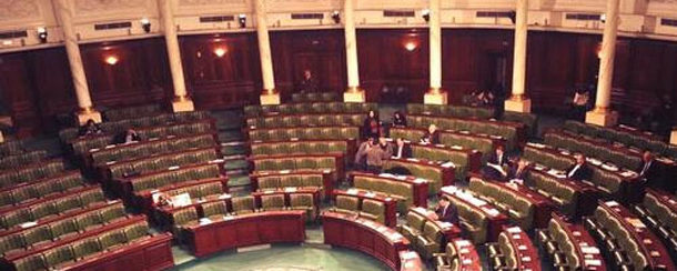 Les députés de Nidaa Tounes refusent de laisser entrer Adel Maizi à l’ARP, la séance démarre avec 2 heures de retard