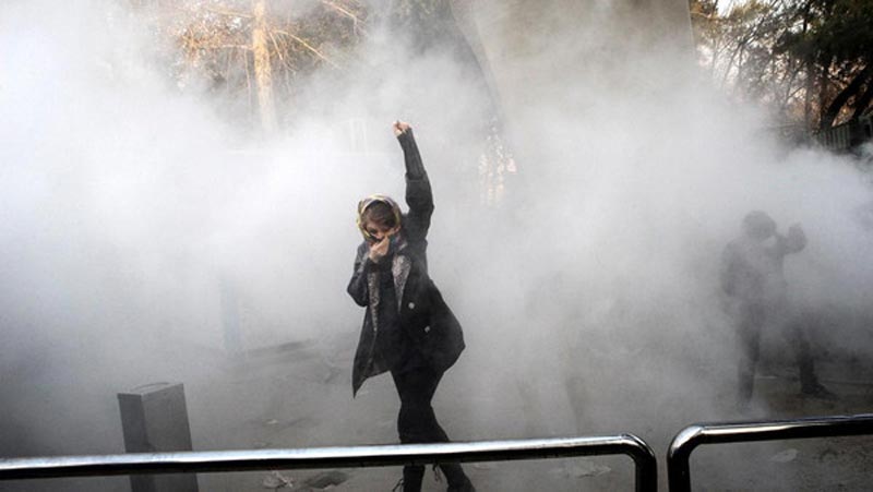 إيران: مقتل 9 متظاهرين ليلاً واعتقال 100 في يوم واحد