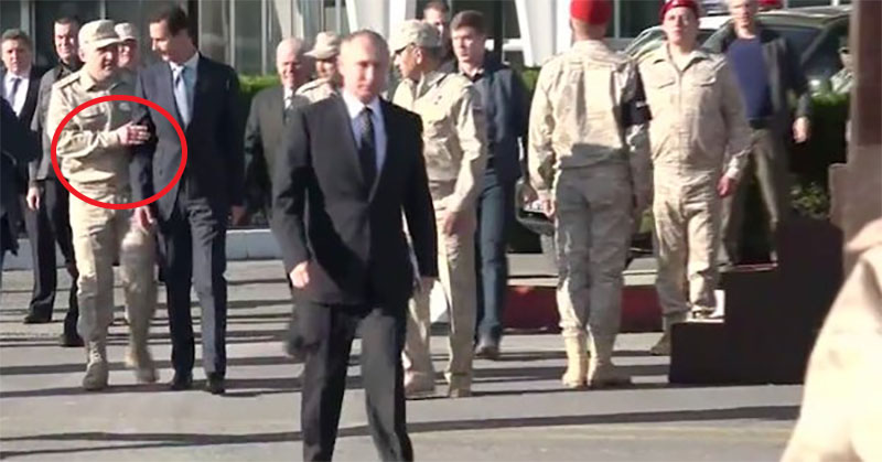 بالفيديو: عسكري روسي يمنع الأسد من اللحاق ببوتين