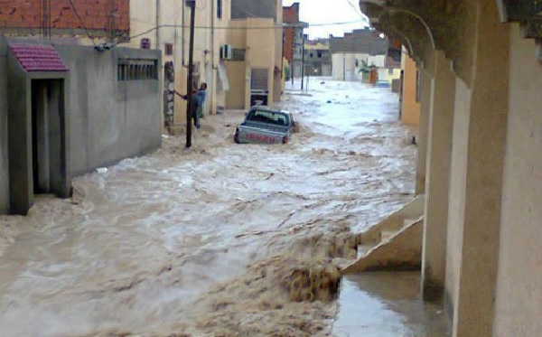 Les fortes pluies emportent 5 personnes sauvées de la noyade à Tozeur