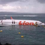 Indonésie : Un avion rate la piste d’atterrissage et tombe en mer 