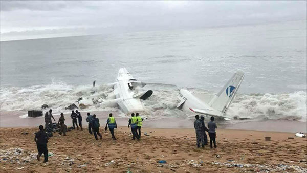 Au moins quatre morts dans le crash d'un avion à Abidjan