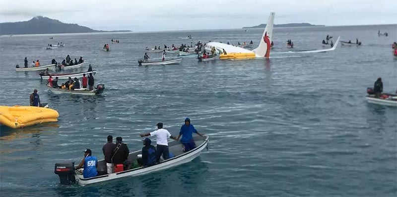 بالفيديو : سقوط طائرة في بحيرة ونجاة جميع ركابها