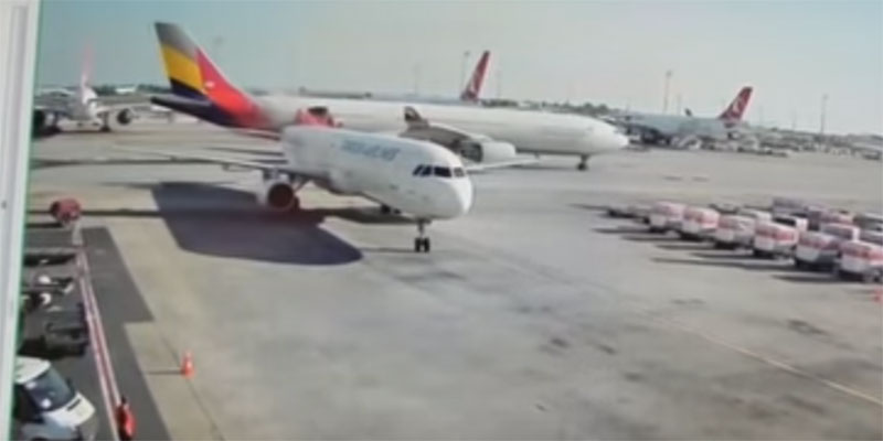 بالفيديو.. لحظة تصادم طائرتين في مطار أتاتورك بإسطنبول