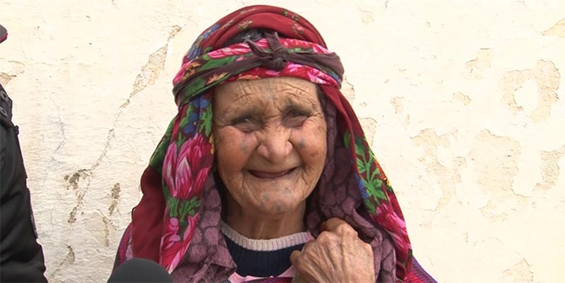 بالصورة: عيشوشة في المطار لتأدية مناسك العمرة