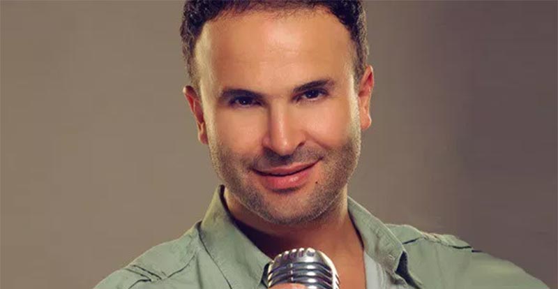 بالفيديو: النجم أيمن زبيب يعرض الزواج على حبيبته على المسرح