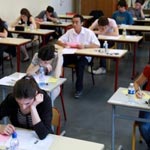 باكالوريا : إحالة ملف التلميذ الذي إعتدى على الأستاذ إلى القضاء و منعه من مواصلة إجتياز الإمتحانات 