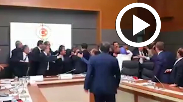 En vidéo : Une bagarre générale éclate au parlement turc 