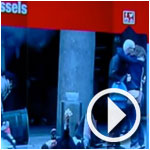 En vidéo : A l’aéroport de Bruxelles, ils s’embrassent alors qu’un blessé git par terre