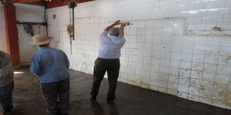 صورة: رئيس بلدية مرناق ينظف حائط المسلخ البلدي بقارورة مياه
