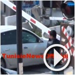 En vidéo : Des citoyens lèvent les barrières manuellement permettant aux véhicules de devancer le train