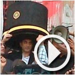 باسم يوسف يتوجه للنائب العام مرتدياً قبعة مرسي