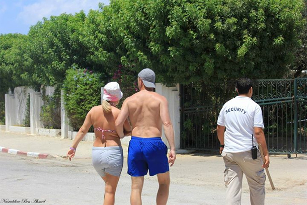 Photo du jour : Kalach contre bâton, chacun se protège comme il peut