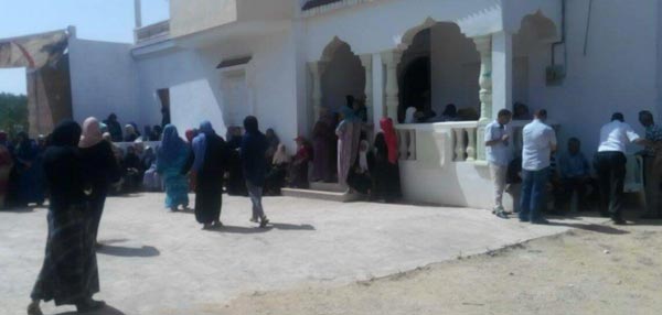 En photos : Rassemblement devant la maison du martyr Amen Thamri, en attente des funérailles