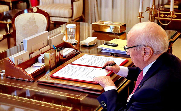 Béji Caïd Essebsi signe la loi sur réconciliation administrative