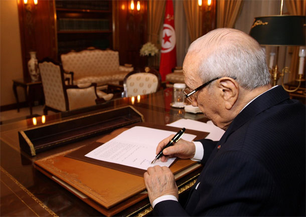 صورة اليوم : السّبسي يختم القانون الأساسي المتعلّق بالمجلس الأعلى للقضاء