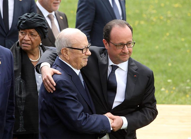 Photo du jour : Accolade entre BCE et François Hollande