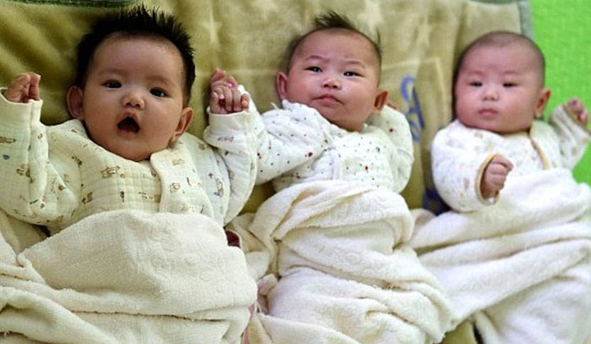  إمرأة تلد طفلتين توأم بعد ولادتها لطفل ذكر بـ 6 أيام