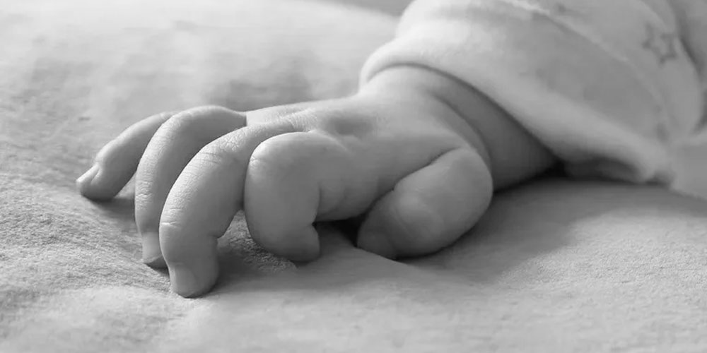 Un père tue sa fille bébé et s'enfuit