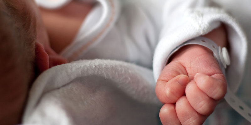 بعد 20 عاما، السلطات تعثر على شابين إختطفا لحظة ولادتهما