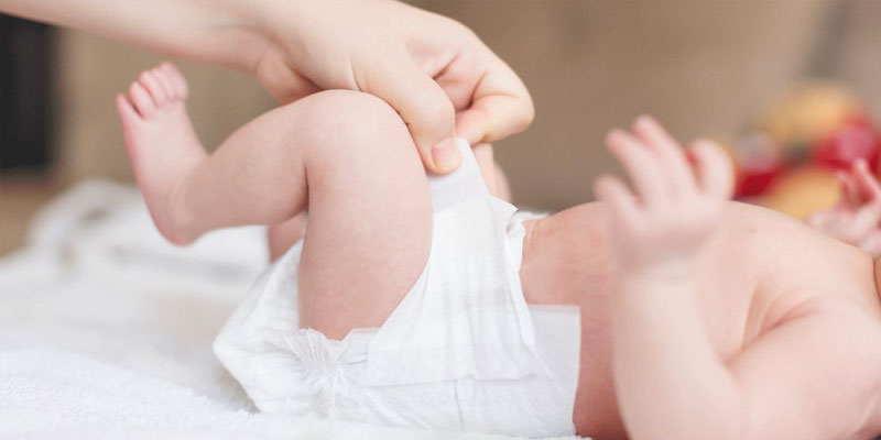 Des substances toxiques dans les couches pour bébés en France, les fabricants sommés d'agir