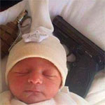 داعش ينشر صورة لمولود محاط بقنبلة ومسدس