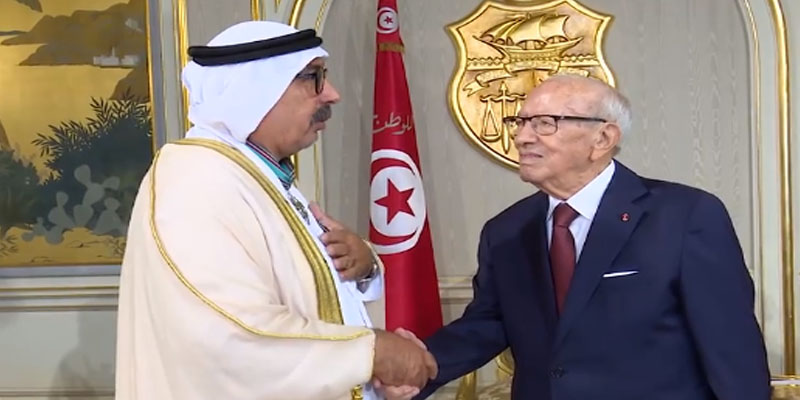 قائد السبسي يمنح السفير الإماراتي بعد انتهاء مهامه في تونس الصنف الأول من وسام الجمهورية