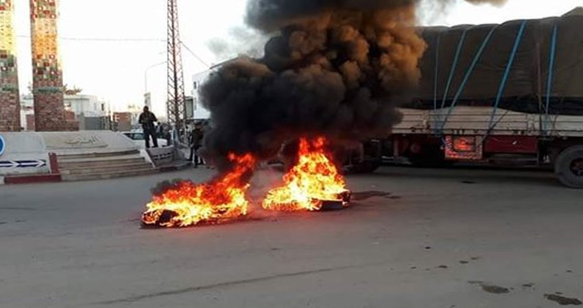 احتجاج و غلق الطريق أمام الشاحنات الليبية ‎ببنقردان