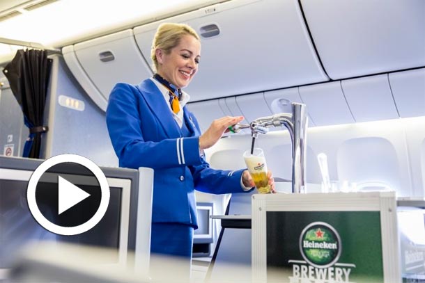 En vidéo : La compagnie KLM sert de la bière pression Heineken en vol 
