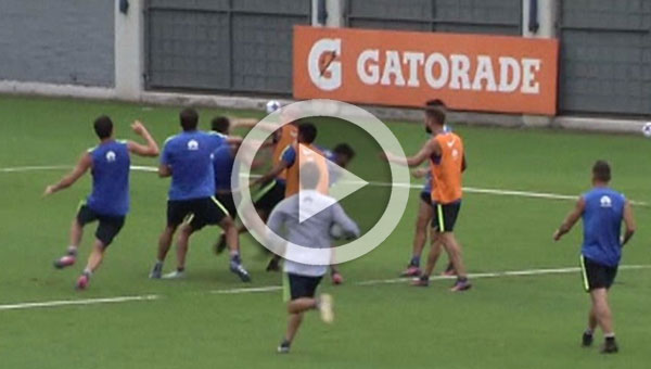 بالفيديو: شجار عنيف بين لاعبي بوكا جونيورز الأرجنتيني في التدريبات 