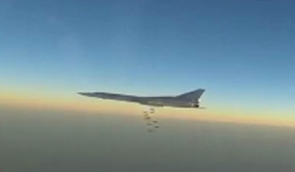 Les bombardiers russes frappent les installations de Daech en Syrie