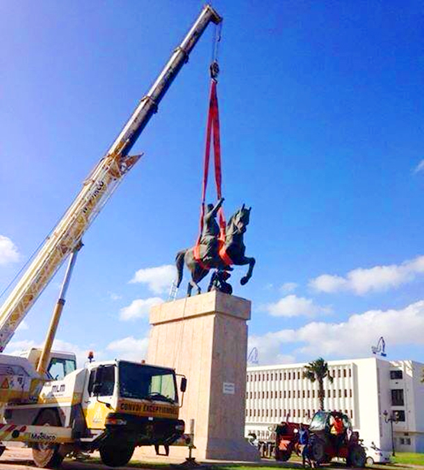 Photo du jour : La statue de Bourguiba en train d’être transportée