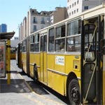 Ariana : Des protestataires bloquent la route et prennent des bus en otage